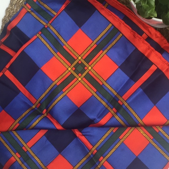 👛 Silky square Scarf in vibrant red & blue color - Picture 5 of 6